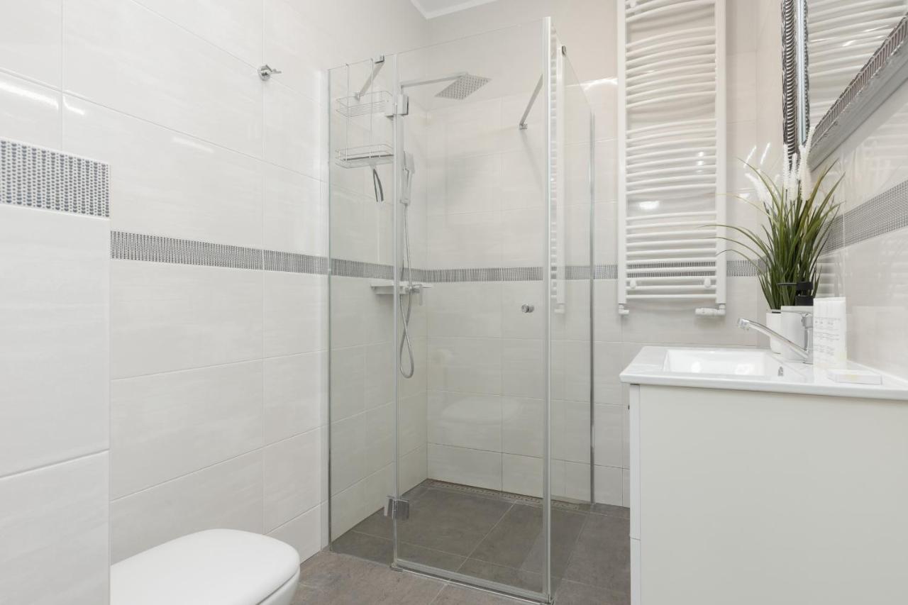 Modern One Bedroom Apartment With Parking In Lodz By Renters Prestige Ngoại thất bức ảnh