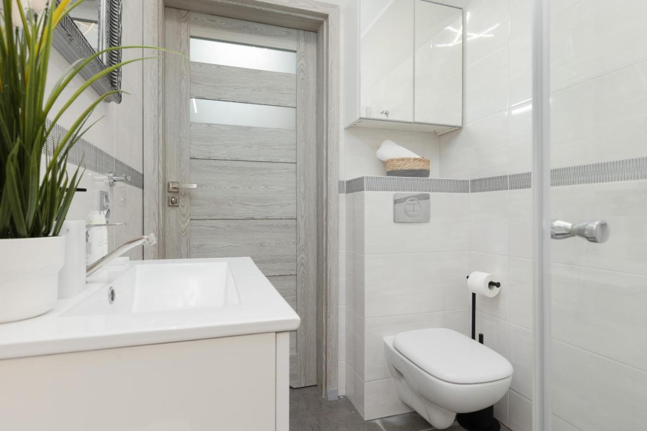 Modern One Bedroom Apartment With Parking In Lodz By Renters Prestige Ngoại thất bức ảnh